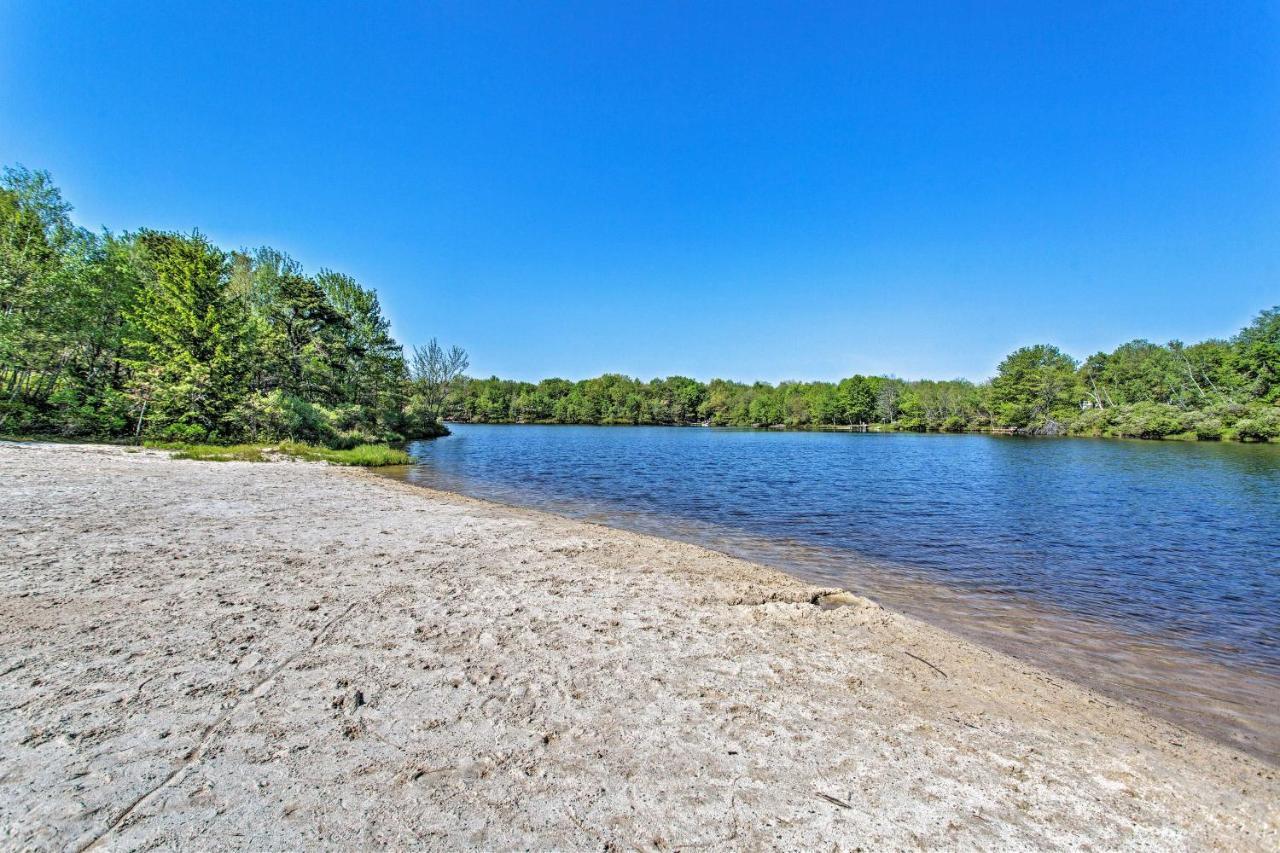Peaceful Poconos Home With Lake And Pool Access! Long Pond 외부 사진